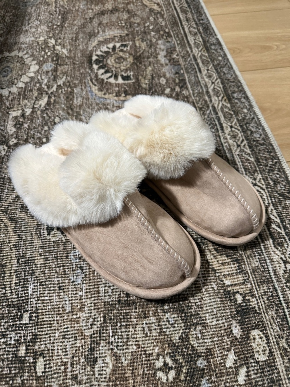 Cozy Faux-Fur Lined Women's Slippers - Cream